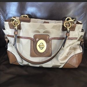 Coach signature bag used !! in great condition